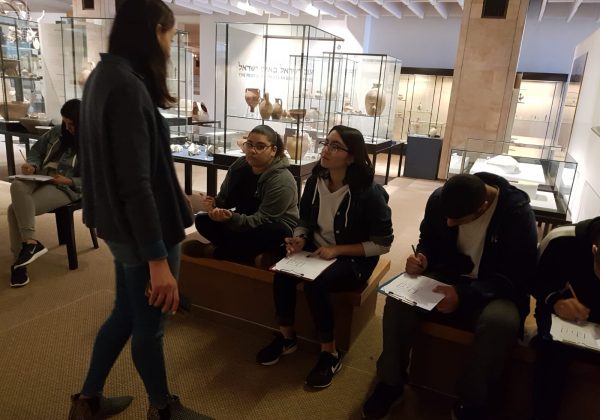 ביקור למידה במוזיאון הכט – דמות האישה